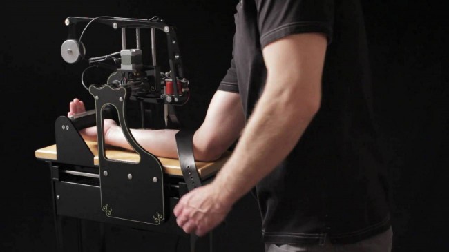 Робот, печатающий тату