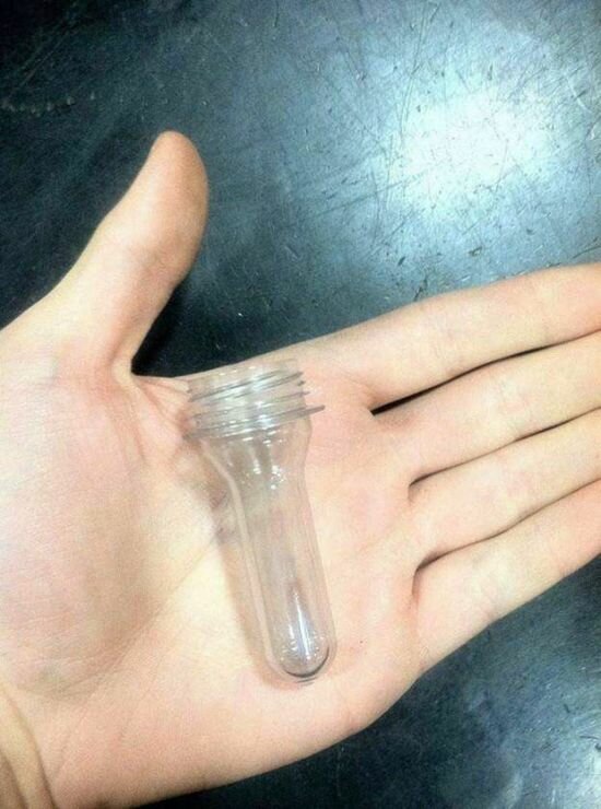 Литровая пластиковая бутылка до того, как в нее добавили сжатый воздух.
