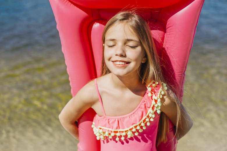 Загар — не атрибут здоровья: почему и как нужно защищать детей от солнца