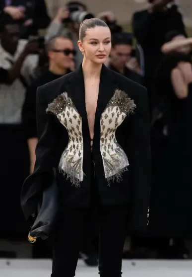 Кристина Романова, Оксана Бондаренко, жена главы Газпромбанка Даша Попова и экс-супруга беглого банкира Татьяна Корсакова на показе Schiaparelli instagram (инстаграм),социальная сеть,isabel marant,saint laurent,андрей акимов,Андрей Бородин,банк,город москва,белой дачи,вита клац,владимир цыганов,Владислав Доронин,Газпромбанк,г,Москва [1405113],дарья бондаренко,дарья лисиченко,дарья попова,даур каролин,Диана Крюгер,Елена Перминова,Ирина Шейк,кристина романова,марка эйдельштейна надя ли коэн,оксана бондаренко,татьяна корсакова,ферраньи кьяра,ханна леони