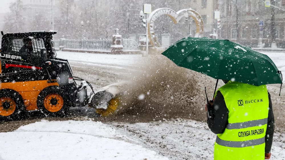 Мощный снегопад вызвал перебои в электроснабжении в нескольких регионах России