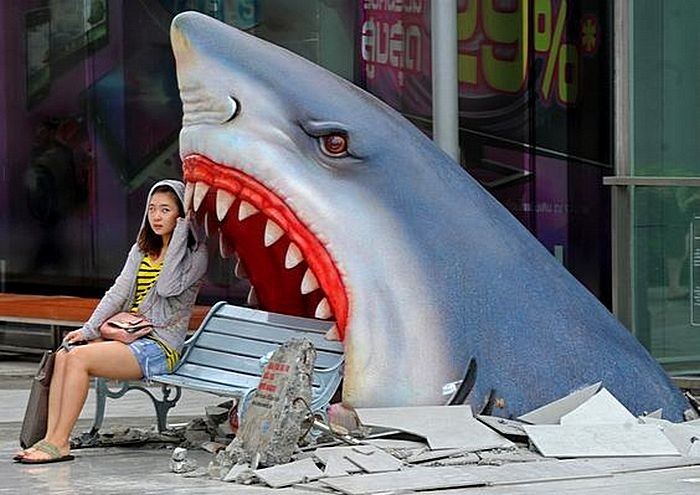 15. Туристка сидит рядом с скульптурой акулы в торговом центре в Бангкоке street art, фотографии, юмор