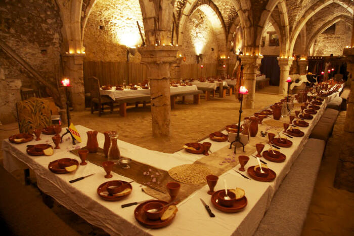 Тамплиеры должны были находиться за столом со своими братьями, но обязательно молча / Фото: hospital-int.net Тамплиеры должны были находиться за столом со своими братьями, но обязательно молча / Фото: hospital-int.net