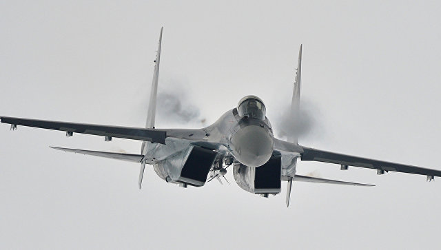 Многоцелевой сверхманевренный истребитель Су-35 во время демонстрационного полета