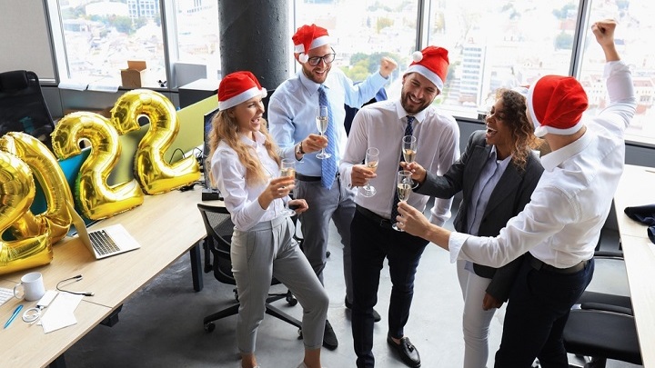 КОВИДНЫЕ КОРПОРАТИВЫ ПОД НОВЫЙ ГОД: ПОДПОЛЬНЫЕ ВЕЧЕРИНКИ И КРАХ СФЕРЫ ОБЩЕПИТА