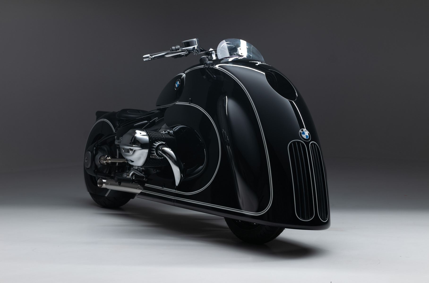 Рассмотрите в деталях невероятный кастом-байк «Дух страсти» на базе BMW R 18 Селектор