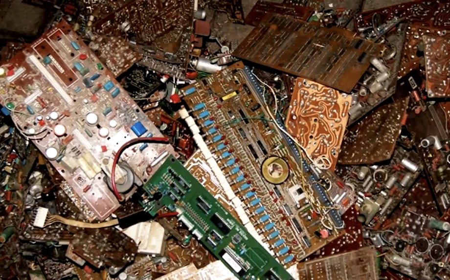 Прием плат и микросхем цена. Электронный лом платы СССР. Свалка радиодеталей. Платы на лом. Платы радиодетали.