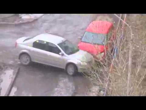 В Казани прохожий «помог» женщине выехать с парковки
