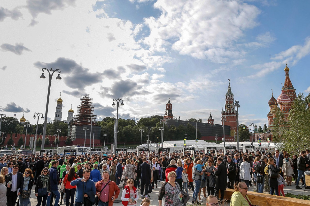 Почему все в москве. Парк Зарядье в Москве. Парк Зарядье сейчас. Парк Зарядье люди. Парк напротив Кремля в Москве.