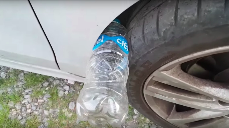 Зачем дальнобойщики надевают пластиковые бутылки на колеса