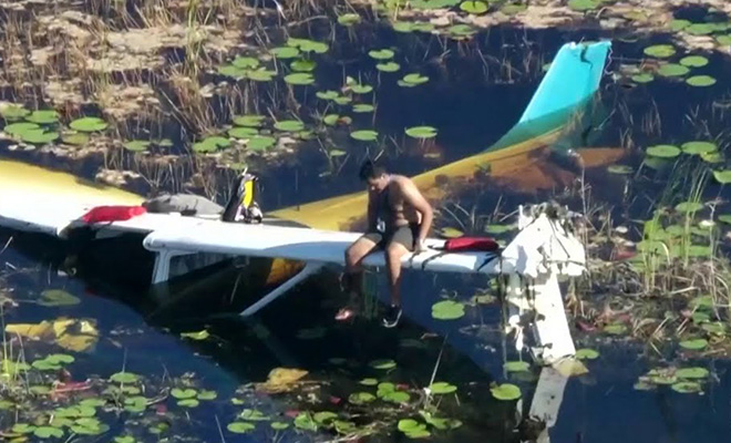 Пилот ошибся с координатами аэродрома и посадил самолет прямо в огромное болото. Ночь провел с аллигаторами 