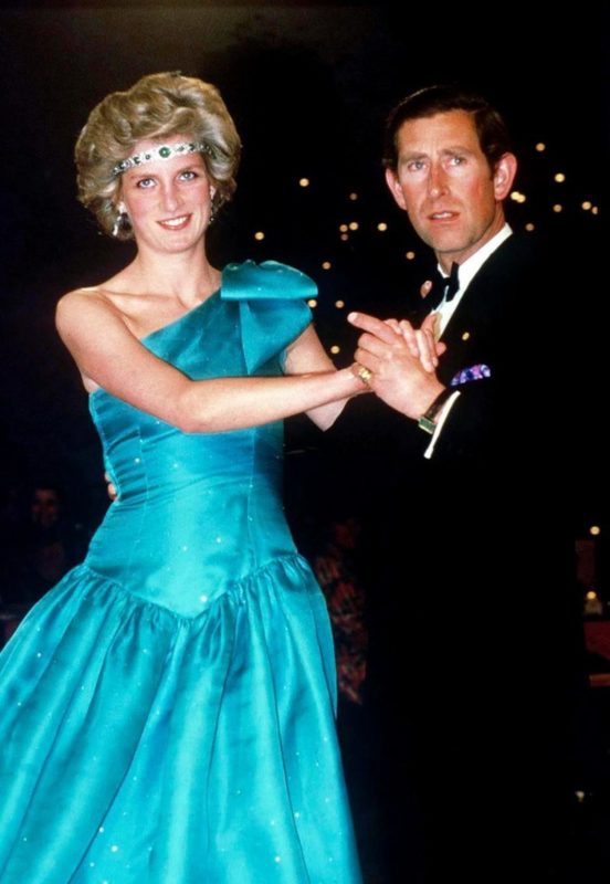 Почему на многих фотографиях принц Чарльз выше Дианы
