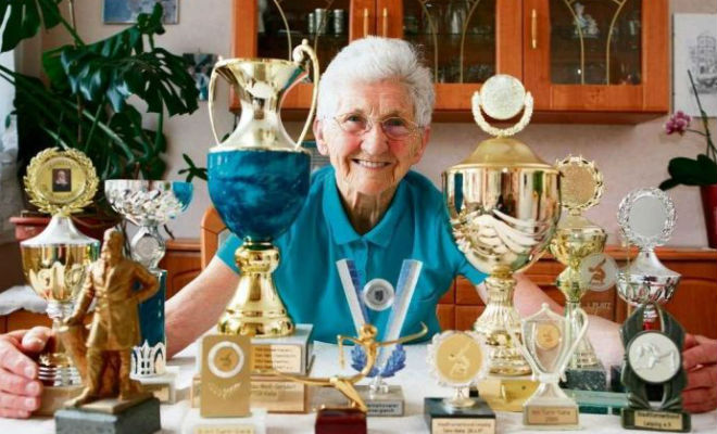 Бабушка выступила на брусьях: упражнения 95-летней гимнастки не могут повторить молодые действительно, 95летняя, гимнастике Несмотря, сможет, достигнуть, олимпийских, высот, останется, уровне, крепкого, середняка Каас, тренировалась, гандбольной, сборной, вновь, вернулась, возраст, Джоанна, остается, прекрасной