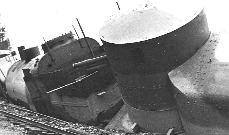 Еще один снимок подорванного бронепоезда. Здесь хорошо видно практически не пострадавшие башенные пушки состава — вся проблема только в разрушенных путях.