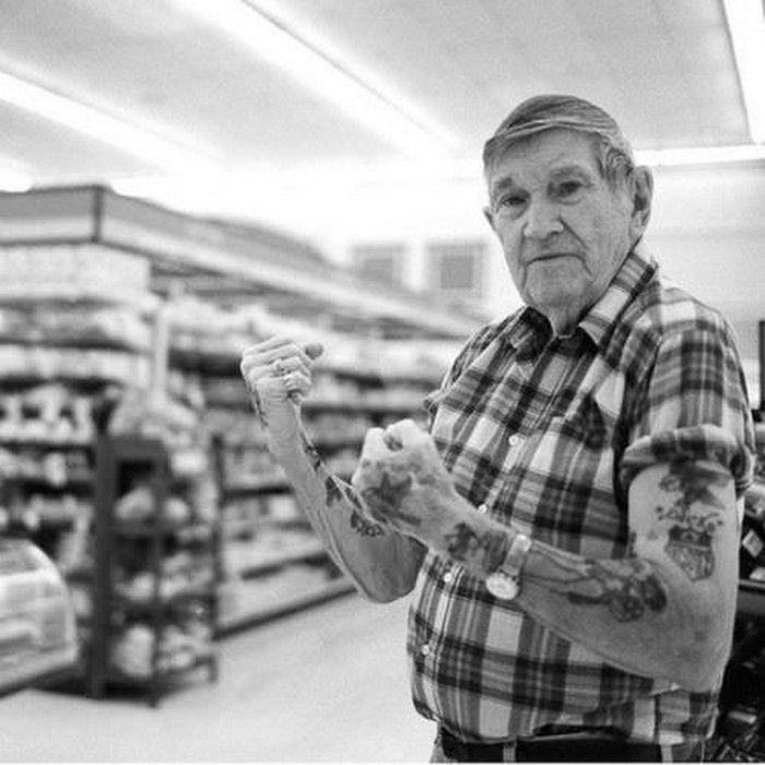 «Как будет выглядеть твоя татуировка в старости?»: отвечают 20 незаурядных пенсионеров