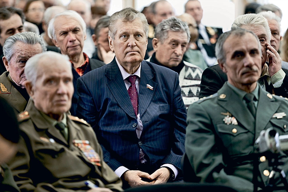 Бывший командующий ВДВ СССР генерал- полковник Владислав Ачалов (в центре)