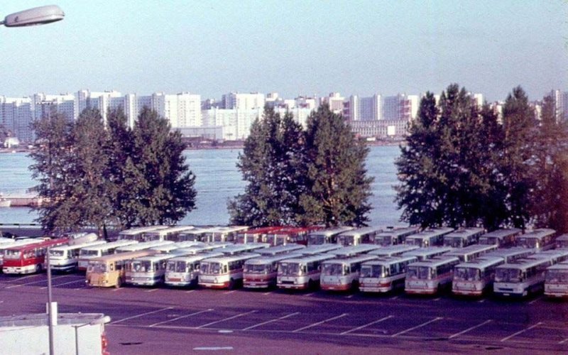 Ведь были времена! Сейчас такой пейзаж кажется невероятной фантастикой. ЛАЗ, СССР, авто, автобус, автомобили, зил, лиаз, советский автопром