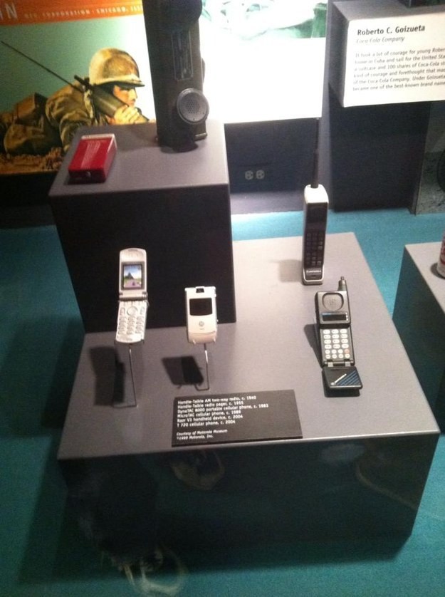 13. А тем временем Motorola Razr выставляется в музее будущее, прогресс, технологии