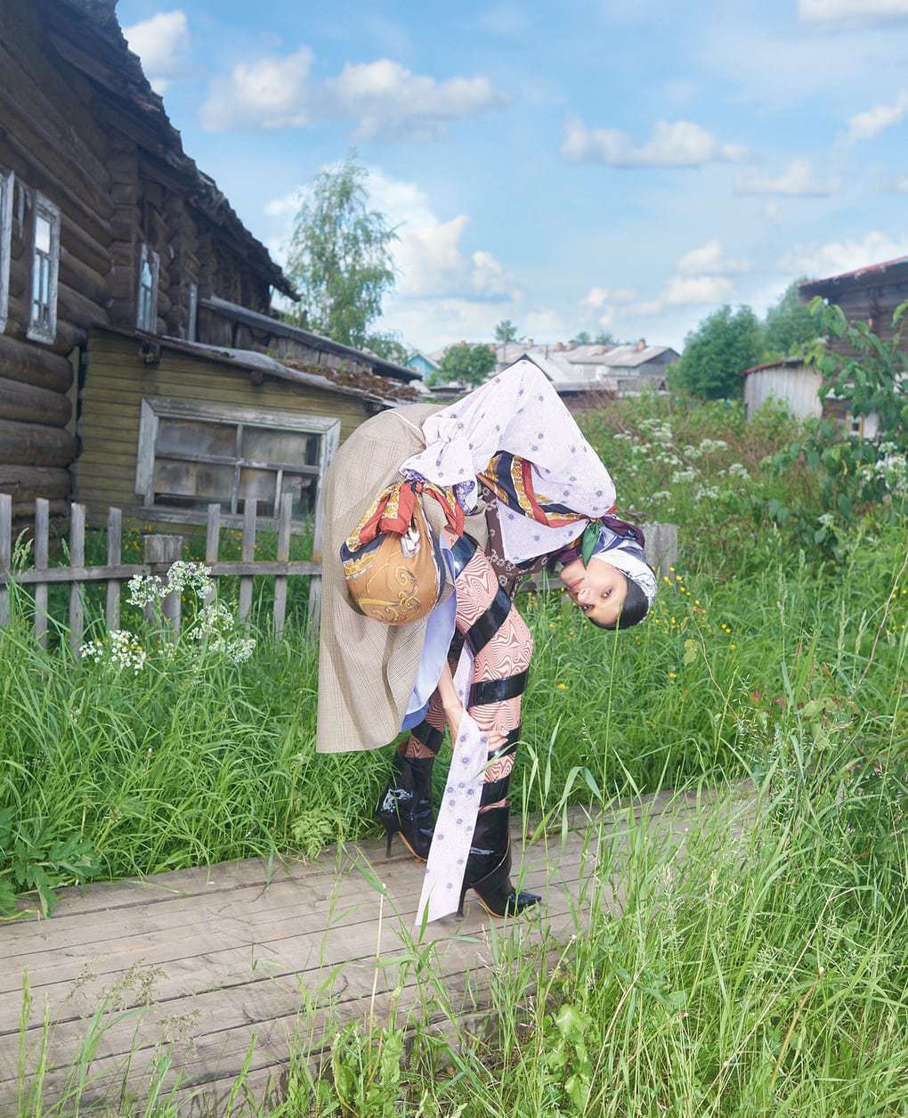 Vogue снял усатых женщин в русской деревне, обиженные жители отомстили