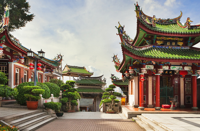 Почему у китайских пагод загнутая крыша? Почему у китайских пагод загнутая крыша?