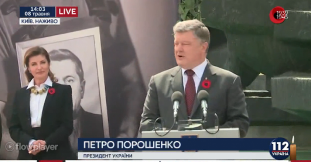 Сеанс лжи и лицемерия: Порошенко кланялся ветеранам и рассказывал о страшном сне нападения московского войска 