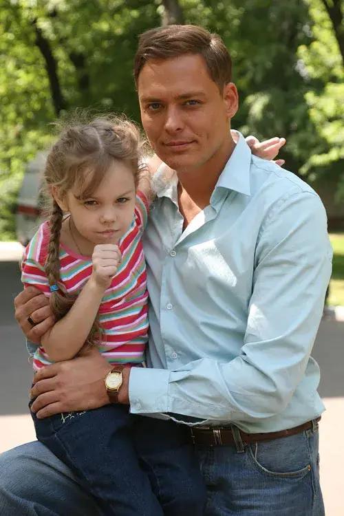 Осунулся и остался без зубов: что случилось с актером Артемом Артемьевым из сериала «Татьянин день» актер, Артем, Артемьев, Артема, только, поступил, после, семье, актера, выглядит, говорил, когото, Артемьева, преследуют, изможденным, живут, последствия, также, которые, Артемьеву