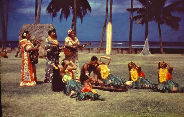 Потрясающие, солнечные и почти девственные Гавайи на фото 1950-х Гавайях, когда, географии, захолустье, которое, начало, стремительно, превращаться, Гавайи, фотографии, сделал, американский, военный, Александр, Капетто, служивший, курортЭти, 1950е, конце, архаики