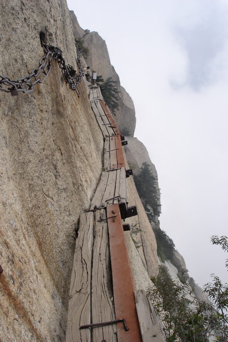 Тропа смерти (Huashan Mountain). Слабонервным лучше даже не смотреть. Тропа смерти (Huashan Mountain). Слабонервным лучше даже не смотреть.