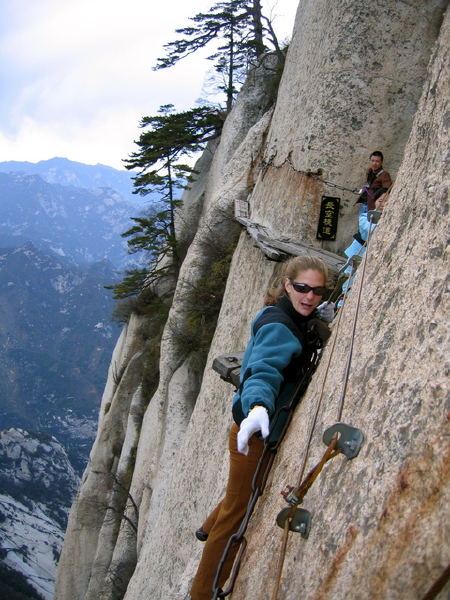Тропа смерти (Huashan Mountain). Слабонервным лучше даже не смотреть. Тропа смерти (Huashan Mountain). Слабонервным лучше даже не смотреть.