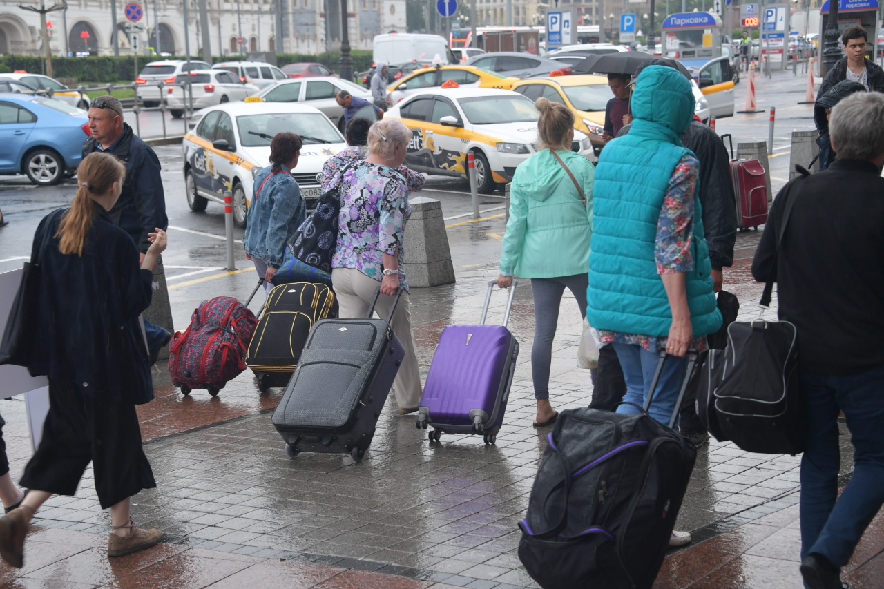 В москве переехали человека. Люди уезжают из Москвы. Переезд на ПМЖ. Фото люди уезжают из дома.