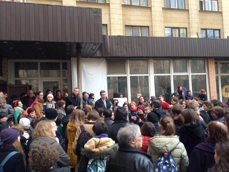 в соцсетях обсуждают прошедший в рггу митинг против сокращения ведущих профессоров