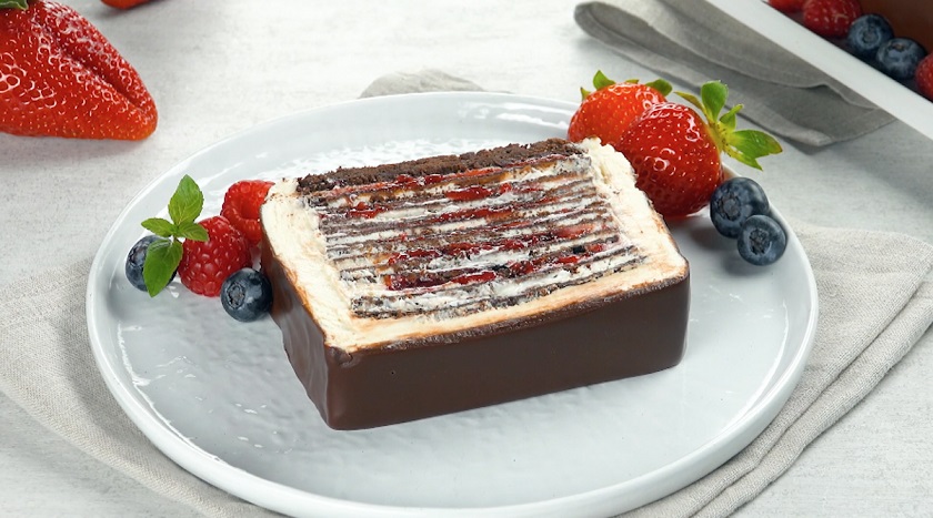 Блинный торт в шоколадной глазури: оригинальный десерт для праздника (и не только)