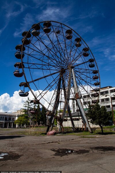 Заброшенное колесо обозрения в Абхазии