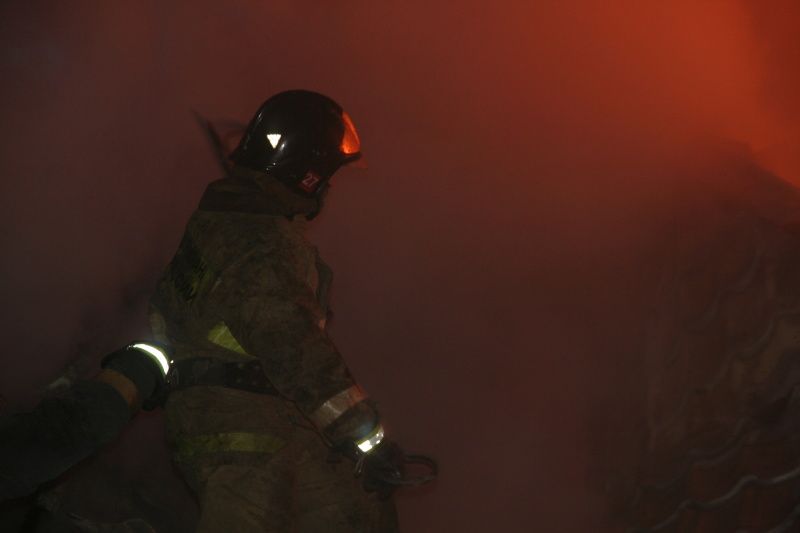 Почти 50 спасателей тушат горящий склад в Новосибирске Происшествия