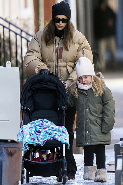 Off-duty: Ирина Шейк c дочерью Леей на прогулке в морозном Нью-Йорке Звездный стиль