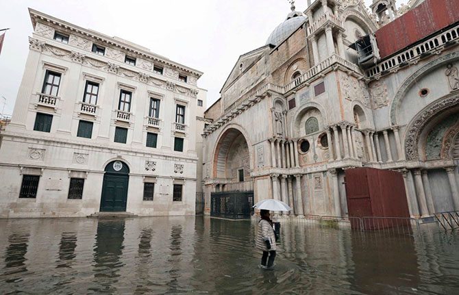 Как выглядит Венеция в период «большой воды» Венеции, alta», поднимается, «Acqua, города, время, который, «большая, уровень, высокая, город, купить, более, туристов, высоту, маски, вода», карнавала, оказывается, происходит