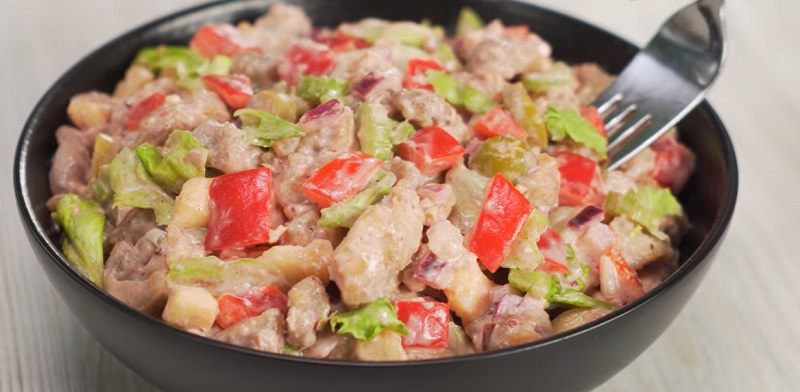 Куриный салат с восхитительным сливовым соусом: удивит каждого