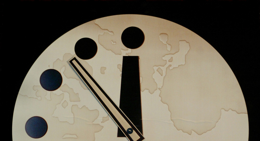 Что показывали часы
Изначально минутная стрелка показывала семь минут до полуночи. За 60 лет ученые 22 раза меняли ее положение: во время холодной войны очередной номер журнала ждали затаив дыхание.