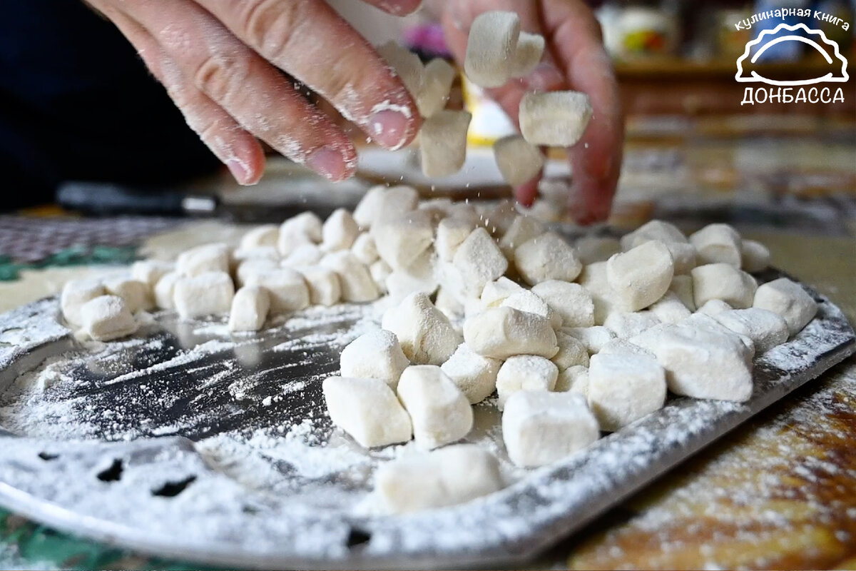 Почему я раньше не узнал об этом блюде? Галушки с курицей и грибами, которые любят на Донбассе Почему я раньше не узнал об этом блюде? Галушки с курицей и грибами, которые любят на Донбассе немного, бульон, готовить, добавляем, галушки, масло, нарезаю, вкусно, сковородку, начинка, когда, минут, время, можно, грибы, куриную, грудку, тесто, галушек, приготовления