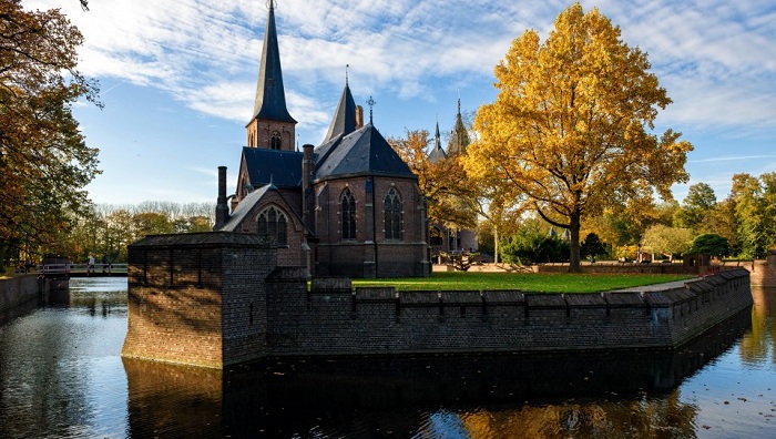Замок Де Хаар расположен в провинции Утрехт в Нидерландах. Интерьер замка украшен богатой резьбой по дереву, которая напоминает интерьер Римско-католической церкви.