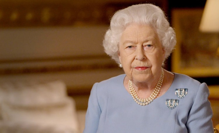 Вопреки всему: королева Елизавета II продолжает хранить портрет принца Гарри и Меган Маркл Монархи,Британские монархи