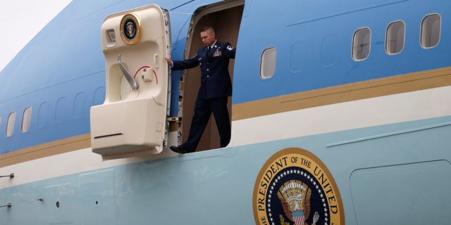 Как защищен самолет президента США