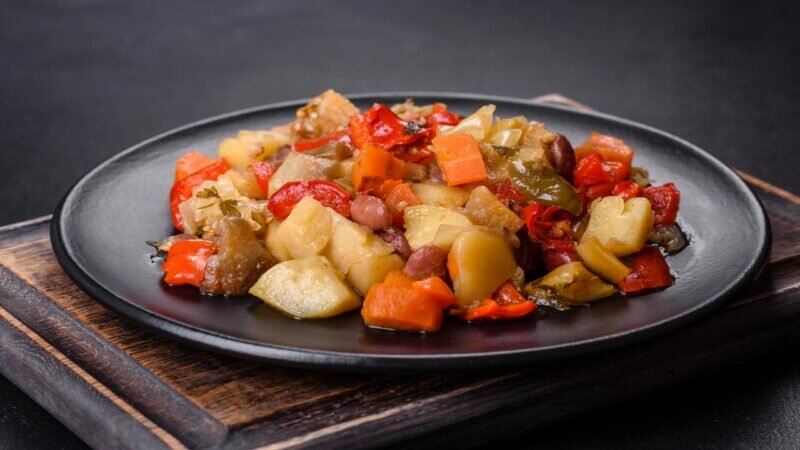 Рататуй является типичным блюдом испанской кухни. История гласит, что местные крестьяне готовили его из овощей, которые они добыли в садах.