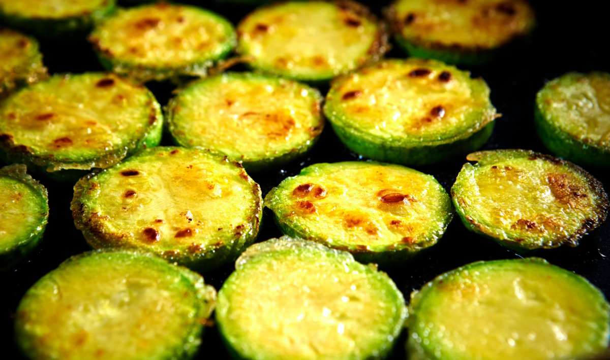 Вегетарианский рецепт «Concia di zucchin» — это просто маринованный кабачок с зеленью.-3