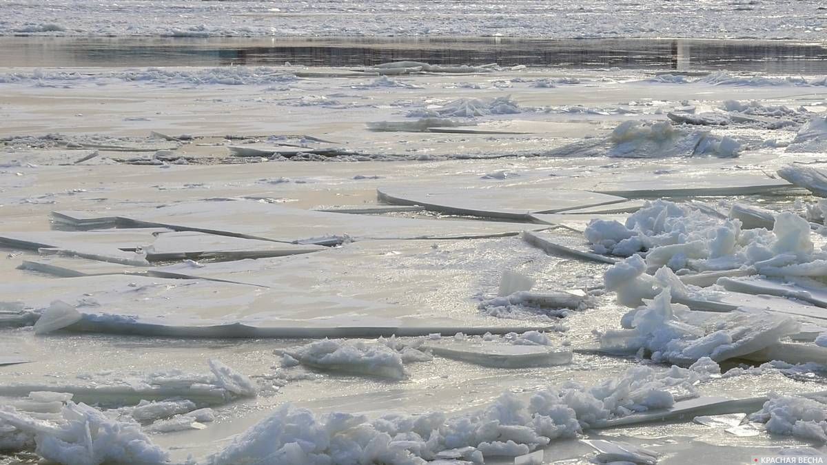 В Бурятии на реке под лед провалился автомобиль «Газон Некст» с фургоном