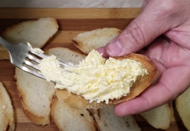 Три яйца и копченый сыр: намазка на хлеб заменила завтрак