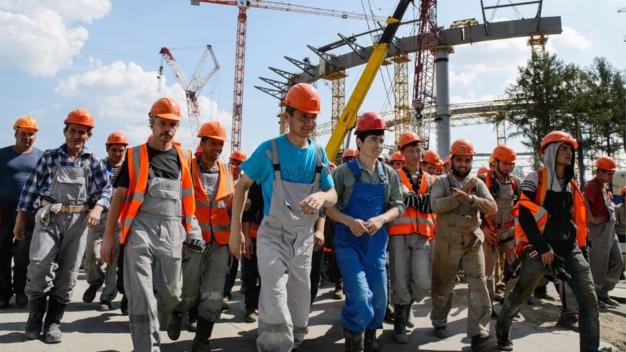 Почему мигрантам в России платят на треть больше, чем местному населению россия