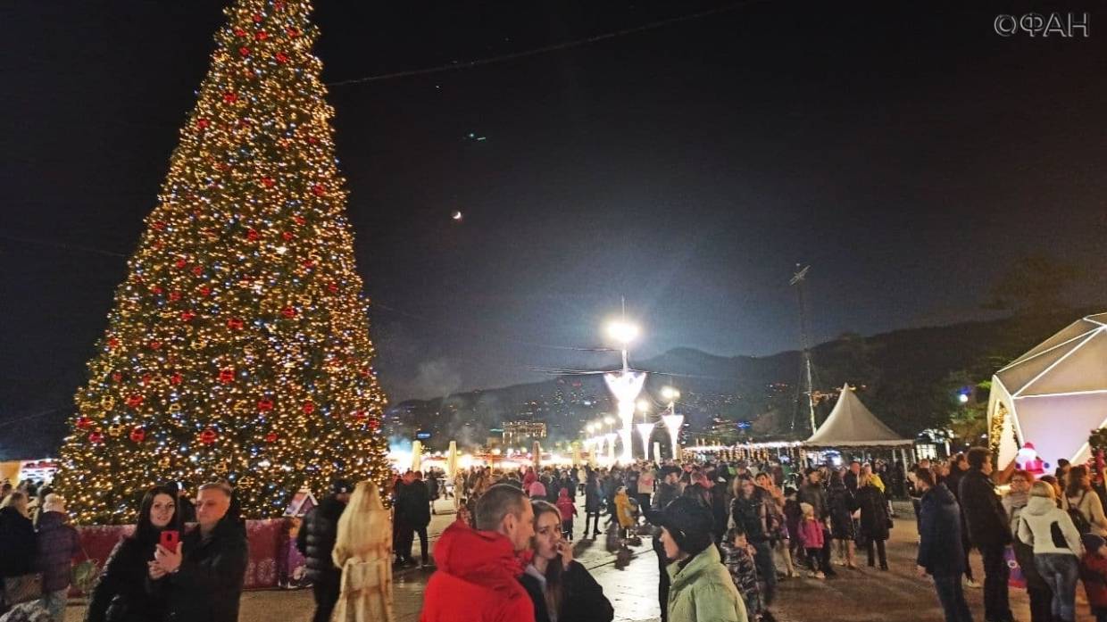 новый год в москве. новый год в крыму. новый год в мрия резорт 2021. крым новогодние праздники. севастополь площадь нахимова новогодняя.