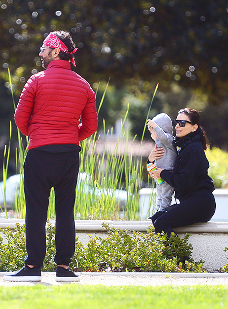 Солнечный день: Ева Лонгория с сыном Санти и мужем Хосе Бастоном на прогулке Солнечный день: Ева Лонгория с сыном Санти и мужем Хосе Бастоном на прогулке Дети,Дети знаменитостей