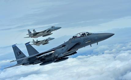 На фото: истребители F-15 ВВС США